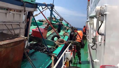 Truy đuổi 40 phút trên biển, nổ súng bắt tàu chở 3.000 lít dầu lậu - Ảnh 2. Truy đuổi 40 phút trên biển, nổ súng bắt tàu chở 3.000 lít dầu lậu - Ảnh 2.
