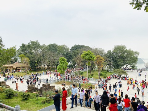 5 vạn người đổ về chùa Tam Chúc, tỉnh Hà Nam phải tìm giải pháp - Ảnh 2. 5 vạn người đổ về chùa Tam Chúc, tỉnh Hà Nam phải tìm giải pháp - Ảnh 2.