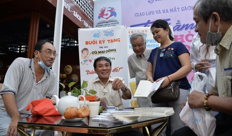 Sáng 14-3, Đường sách TP.HCM bỗng ấm không khí Ông Tạ - Ảnh 1. Sáng 14-3, Đường sách TP.HCM bỗng ấm không khí Ông Tạ - Ảnh 1.