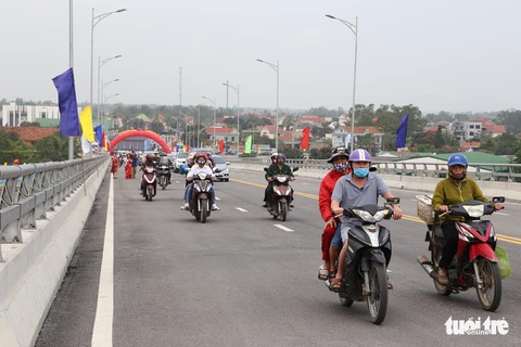 Thủ tướng cắt băng thông xe cầu Cửa Hội nối Nghệ An - Hà Tĩnh - Ảnh 2. Thủ tướng cắt băng thông xe cầu Cửa Hội nối Nghệ An - Hà Tĩnh - Ảnh 2.