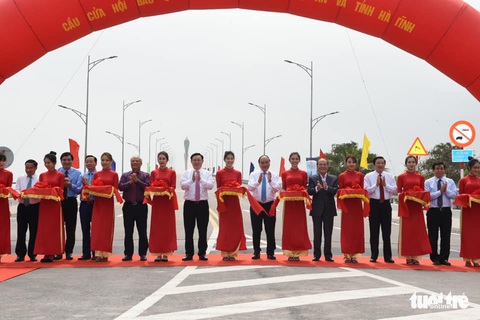 Thủ tướng cắt băng thông xe cầu Cửa Hội nối Nghệ An - Hà Tĩnh - Ảnh 1. Thủ tướng cắt băng thông xe cầu Cửa Hội nối Nghệ An - Hà Tĩnh - Ảnh 1.