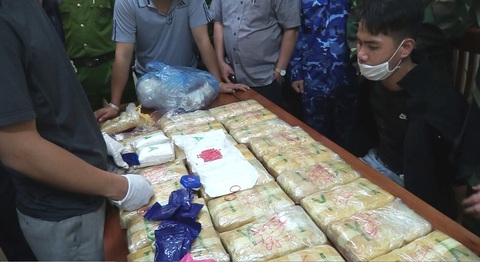 Bắt thanh niên chạy xe máy chở cả bao tải ma túy - Ảnh 1. Bắt thanh niên chạy xe máy chở cả bao tải ma túy - Ảnh 1.