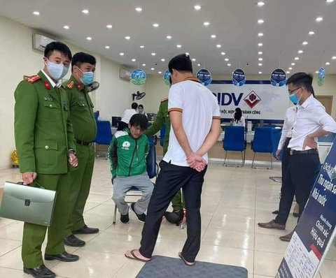 Cầm súng, mìn xông vào cướp Ngân hàng BIDV ở Hà Nội - Ảnh 1. Cầm súng, mìn xông vào cướp Ngân hàng BIDV ở Hà Nội - Ảnh 1.