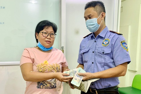 Nhặt được ví hơn 65 triệu, báo ngay cho bệnh viện để trả lại - Ảnh 1. Nhặt được ví hơn 65 triệu, báo ngay cho bệnh viện để trả lại - Ảnh 1.