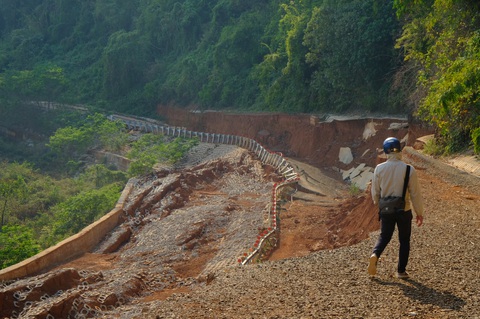 Đường 27 tỉ chưa bàn giao đã vỡ toác: Chi 470 triệu tìm nguyên nhân và cách khắc phục - Ảnh 1. Đường 27 tỉ chưa bàn giao đã vỡ toác: Chi 470 triệu tìm nguyên nhân và cách khắc phục - Ảnh 1.