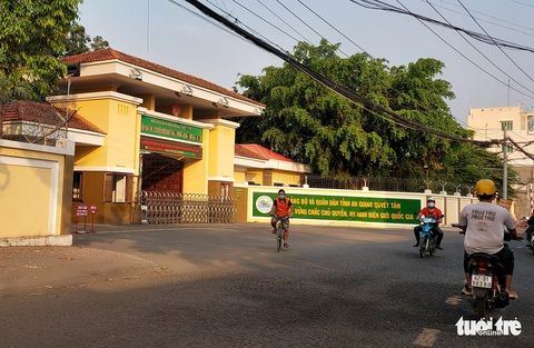 Vụ phát hiện hàng lậu tại nhà: thượng tá Hoàng Văn Nam đã làm tường trình, kiểm điểm và sẽ bị xử lý - Ảnh 1. Vụ phát hiện hàng lậu tại nhà: thượng tá Hoàng Văn Nam đã làm tường trình, kiểm điểm và sẽ bị xử lý - Ảnh 1.