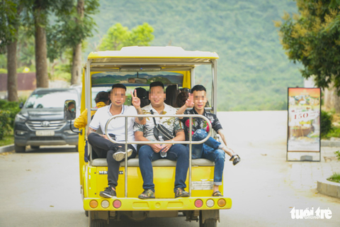 Bất chấp cảnh báo, nhiều người vào chùa Tam Chúc vẫn không đeo khẩu trang - Ảnh 4. Bất chấp cảnh báo, nhiều người vào chùa Tam Chúc vẫn không đeo khẩu trang - Ảnh 4.