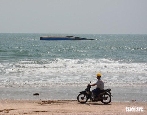 Chưa có hiện tượng rò rỉ tro bay, tràn dầu trong vụ tàu chìm ở biển Mũi Né - Ảnh 2. Chưa có hiện tượng rò rỉ tro bay, tràn dầu trong vụ tàu chìm ở biển Mũi Né - Ảnh 2.
