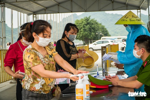 Bất chấp cảnh báo, nhiều người vào chùa Tam Chúc vẫn không đeo khẩu trang - Ảnh 3. Bất chấp cảnh báo, nhiều người vào chùa Tam Chúc vẫn không đeo khẩu trang - Ảnh 3.