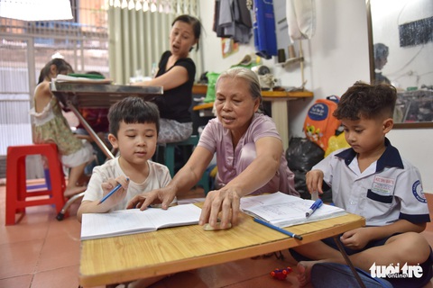 Lớp học miễn phí của mẹ chồng - nàng dâu Sài Gòn - Ảnh 1. Lớp học miễn phí của mẹ chồng - nàng dâu Sài Gòn - Ảnh 1.