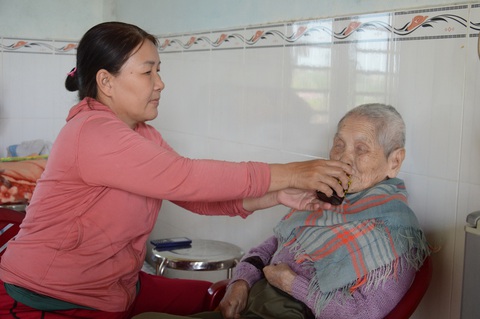 13 năm phụng dưỡng mẹ Việt Nam anh hùng - Ảnh 1. 13 năm phụng dưỡng mẹ Việt Nam anh hùng - Ảnh 1.