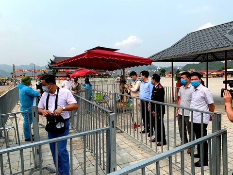 Sở Văn hóa Hà Nam làm việc với chùa Tam Chúc vì 5 vạn dân chen chúc đến chùa - Ảnh 2. Sở Văn hóa Hà Nam làm việc với chùa Tam Chúc vì 5 vạn dân chen chúc đến chùa - Ảnh 2.
