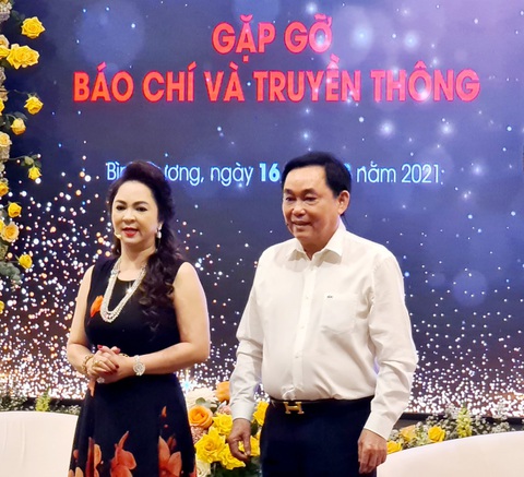 Vợ chồng ông Dũng lò vôi họp báo: Hàng trăm YouTuber có mặt, công an phải đến giữ trật tự - Ảnh 3. Vợ chồng ông Dũng lò vôi họp báo: Hàng trăm YouTuber có mặt, công an phải đến giữ trật tự - Ảnh 3.