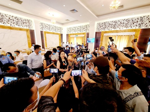 Vợ chồng ông Dũng lò vôi họp báo: Hàng trăm YouTuber có mặt, công an phải đến giữ trật tự - Ảnh 1. Vợ chồng ông Dũng lò vôi họp báo: Hàng trăm YouTuber có mặt, công an phải đến giữ trật tự - Ảnh 1.