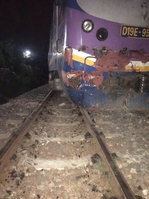 Thông tuyến đường sắt Bắc - Nam sau hơn 7 giờ gián đoạn vì tàu SE21 va xe container - Ảnh 1. Thông tuyến đường sắt Bắc - Nam sau hơn 7 giờ gián đoạn vì tàu SE21 va xe container - Ảnh 1.
