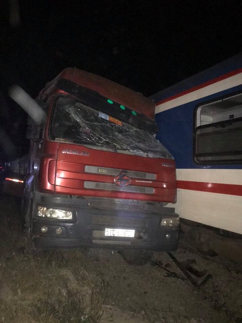 Thông tuyến đường sắt Bắc - Nam sau hơn 7 giờ gián đoạn vì tàu SE21 va xe container - Ảnh 2. Thông tuyến đường sắt Bắc - Nam sau hơn 7 giờ gián đoạn vì tàu SE21 va xe container - Ảnh 2.