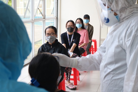 ĐHQG TP.HCM xét nghiệm COVID-19 cho sinh viên trở lại từ 3 tỉnh, thành - Ảnh 1. ĐHQG TP.HCM xét nghiệm COVID-19 cho sinh viên trở lại từ 3 tỉnh, thành - Ảnh 1.