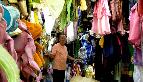 Kho trang phục, đạo cụ hơn 30 năm của bà Kim Thơ - Ảnh 1. Kho trang phục, đạo cụ hơn 30 năm của bà Kim Thơ - Ảnh 1.