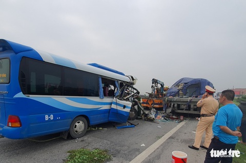 Xe chở đoàn đi lễ chùa đâm xe đầu kéo, 1 người chết, hơn 20 người nhập viện - Ảnh 3. Xe chở đoàn đi lễ chùa đâm xe đầu kéo, 1 người chết, hơn 20 người nhập viện - Ảnh 3.