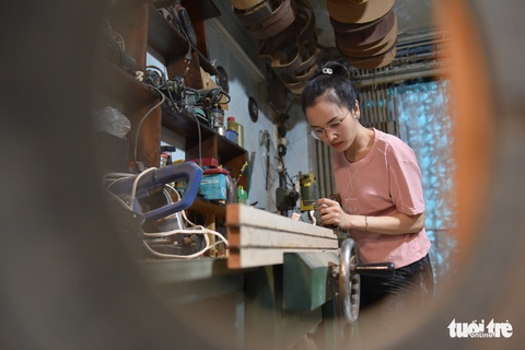 Đôi vợ chồng Sài Gòn 15 năm làm đàn handmade - Ảnh 5. Đôi vợ chồng Sài Gòn 15 năm làm đàn handmade - Ảnh 5.