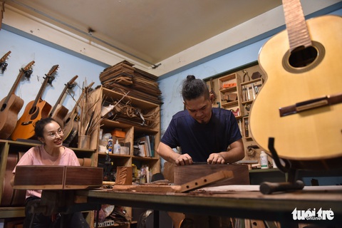 Đôi vợ chồng Sài Gòn 15 năm làm đàn handmade - Ảnh 1. Đôi vợ chồng Sài Gòn 15 năm làm đàn handmade - Ảnh 1.