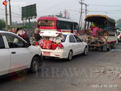 Dân ồ ạt tháo chạy khỏi khu vực thiết quân luật ở thành phố lớn nhất Myanmar - Ảnh 3. Dân ồ ạt tháo chạy khỏi khu vực thiết quân luật ở thành phố lớn nhất Myanmar - Ảnh 3.