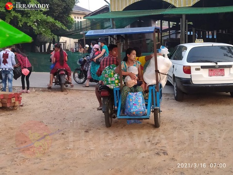 Dân ồ ạt tháo chạy khỏi khu vực thiết quân luật ở thành phố lớn nhất Myanmar - Ảnh 2. Dân ồ ạt tháo chạy khỏi khu vực thiết quân luật ở thành phố lớn nhất Myanmar - Ảnh 2.