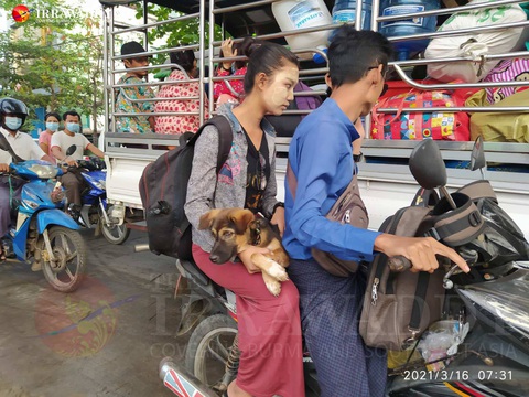 Dân ồ ạt tháo chạy khỏi khu vực thiết quân luật ở thành phố lớn nhất Myanmar - Ảnh 1. Dân ồ ạt tháo chạy khỏi khu vực thiết quân luật ở thành phố lớn nhất Myanmar - Ảnh 1.