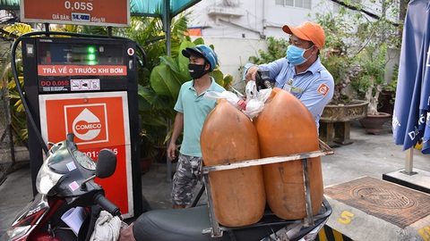 Giá xăng dầu ngày càng đắt, lo vỡ quỹ bình ổn - Ảnh 5. Giá xăng dầu ngày càng đắt, lo vỡ quỹ bình ổn - Ảnh 5.