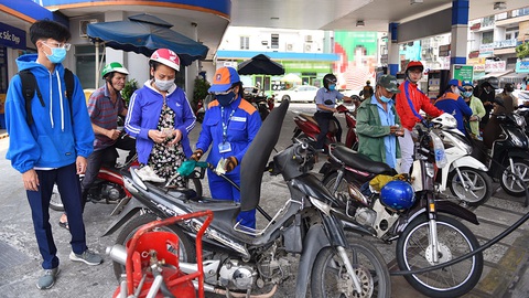 Giá xăng dầu ngày càng đắt, lo vỡ quỹ bình ổn - Ảnh 1. Giá xăng dầu ngày càng đắt, lo vỡ quỹ bình ổn - Ảnh 1.