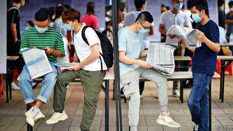 Tỉ lệ thất nghiệp vượt 13%, giới trẻ Trung Quốc chật vật tìm việc làm - Ảnh 1. Tỉ lệ thất nghiệp vượt 13%, giới trẻ Trung Quốc chật vật tìm việc làm - Ảnh 1.