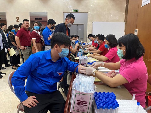 Đoàn thanh niên Agribank tham gia Ngày hội hiến máu tình nguyện - Ảnh 1. Đoàn thanh niên Agribank tham gia Ngày hội hiến máu tình nguyện - Ảnh 1.