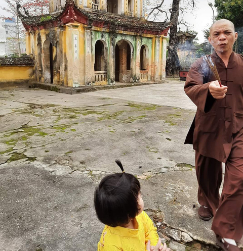 Dân mạng lại bức xúc với sư thầy xua đuổi người mặc áo dài đi lễ chùa - Ảnh 1. Dân mạng lại bức xúc với sư thầy xua đuổi người mặc áo dài đi lễ chùa - Ảnh 1.