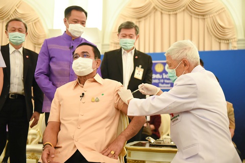 Thủ tướng Prayuth tiêm vắc xin AstraZeneca để làm gương cho dân - Ảnh 1. Thủ tướng Prayuth tiêm vắc xin AstraZeneca để làm gương cho dân - Ảnh 1.