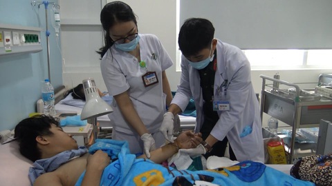 Bệnh viện 175 ‘cứu sống’ hai bàn tay gần đứt lìa của hai thanh niên - Ảnh 1. Bệnh viện 175 ‘cứu sống’ hai bàn tay gần đứt lìa của hai thanh niên - Ảnh 1.
