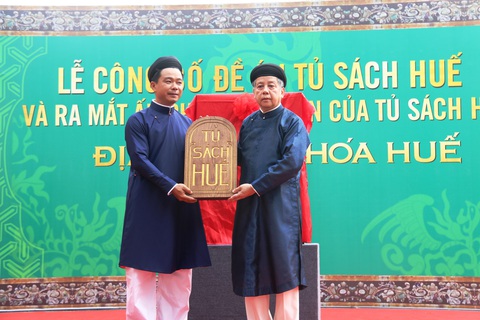 UBND Thừa Thiên Huế ra mắt Tủ sách Huế để quảng bá văn hóa cố đô - Ảnh 1. UBND Thừa Thiên Huế ra mắt Tủ sách Huế để quảng bá văn hóa cố đô - Ảnh 1.