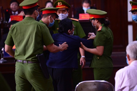 Chủ tọa đang công bố bản khai, bà Dương Thị Bạch Diệp khóc lớn phản đối - Ảnh 1. Chủ tọa đang công bố bản khai, bà Dương Thị Bạch Diệp khóc lớn phản đối - Ảnh 1.