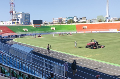 SVĐ Quy Nhơn khoác áo mới trở lại V-League, phát hành 10.000 vé miễn phí - Ảnh 4. SVĐ Quy Nhơn khoác áo mới trở lại V-League, phát hành 10.000 vé miễn phí - Ảnh 4.