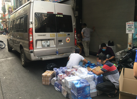 Ôtô 16 chỗ chở thuốc lá lậu về TP.HCM tiêu thụ - Ảnh 1. Ôtô 16 chỗ chở thuốc lá lậu về TP.HCM tiêu thụ - Ảnh 1.