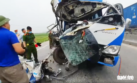 Tạm giữ tài xế xe chở đoàn đi lễ đâm xe đầu kéo làm 22 người thương vong - Ảnh 1. Tạm giữ tài xế xe chở đoàn đi lễ đâm xe đầu kéo làm 22 người thương vong - Ảnh 1.