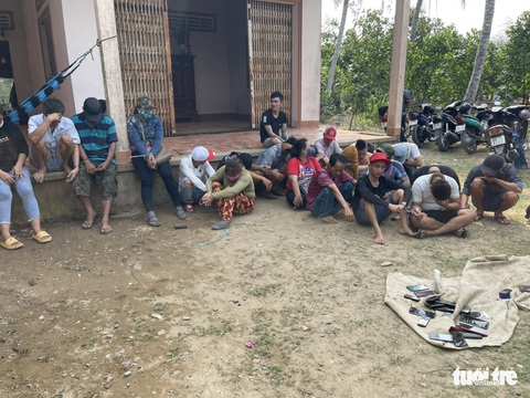 Quý ông, quý bà ở miền Tây vào nhà hoang đánh bài, lắc tài xỉu - Ảnh 2. Quý ông, quý bà ở miền Tây vào nhà hoang đánh bài, lắc tài xỉu - Ảnh 2.