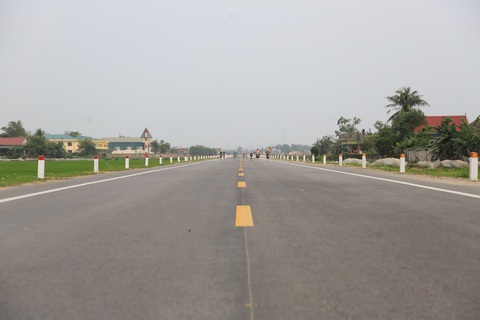 Tai nạn liên tục trên tuyến đường 500 tỉ vì... đường quá đẹp - Ảnh 5. Tai nạn liên tục trên tuyến đường 500 tỉ vì... đường quá đẹp - Ảnh 5.
