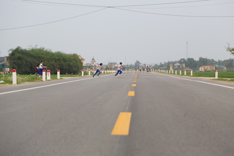 Tai nạn liên tục trên tuyến đường 500 tỉ vì... đường quá đẹp - Ảnh 4. Tai nạn liên tục trên tuyến đường 500 tỉ vì... đường quá đẹp - Ảnh 4.