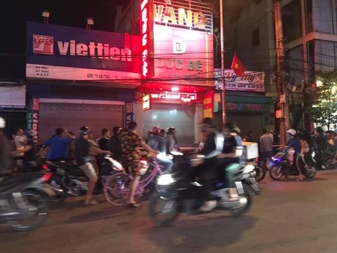 Truy bắt nghi phạm quăng mìn tự chế để cướp tiệm vàng - Ảnh 1. Truy bắt nghi phạm quăng mìn tự chế để cướp tiệm vàng - Ảnh 1.