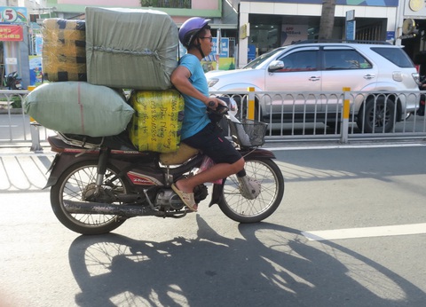 Loại dần xe nát, xe tự chế tung hoành đường phố - Ảnh 1. Loại dần xe nát, xe tự chế tung hoành đường phố - Ảnh 1.