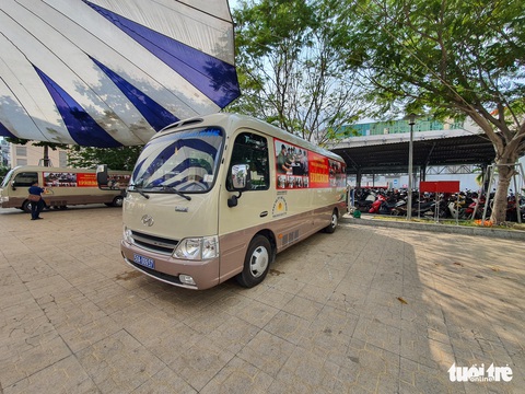 Công an TP.HCM triển khai 2 xe lưu động làm căn cước công dân - Ảnh 2. Công an TP.HCM triển khai 2 xe lưu động làm căn cước công dân - Ảnh 2.