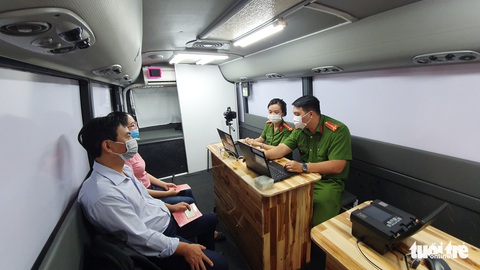 Công an TP.HCM triển khai 2 xe lưu động làm căn cước công dân - Ảnh 1. Công an TP.HCM triển khai 2 xe lưu động làm căn cước công dân - Ảnh 1.