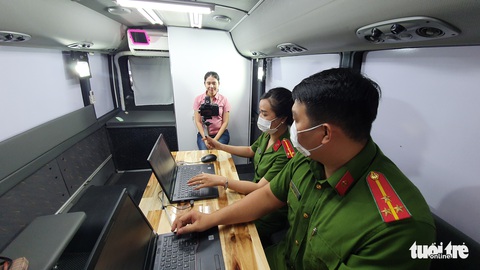 Công an TP.HCM triển khai 2 xe lưu động làm căn cước công dân - Ảnh 3. Công an TP.HCM triển khai 2 xe lưu động làm căn cước công dân - Ảnh 3.