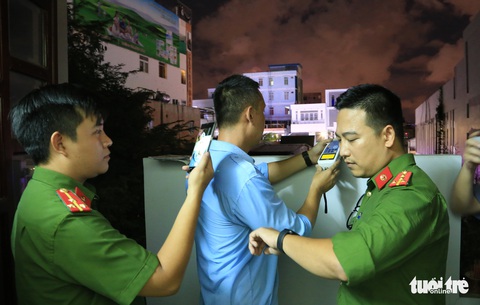 Đội phản ứng nhanh Đà Nẵng tạm giữ 2 loa mở nhạc ồn ào sau 22h - Ảnh 2. Đội phản ứng nhanh Đà Nẵng tạm giữ 2 loa mở nhạc ồn ào sau 22h - Ảnh 2.