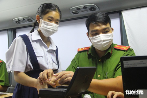 Xe lưu động đến tận khu phố làm căn cước gắn chip cho dân - Ảnh 5. Xe lưu động đến tận khu phố làm căn cước gắn chip cho dân - Ảnh 5.